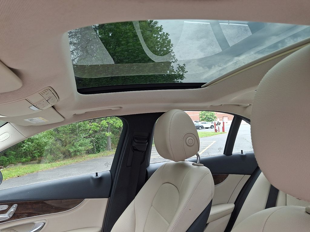 Thumbnail: 2015 Mercedes-Benz C-Class - 14