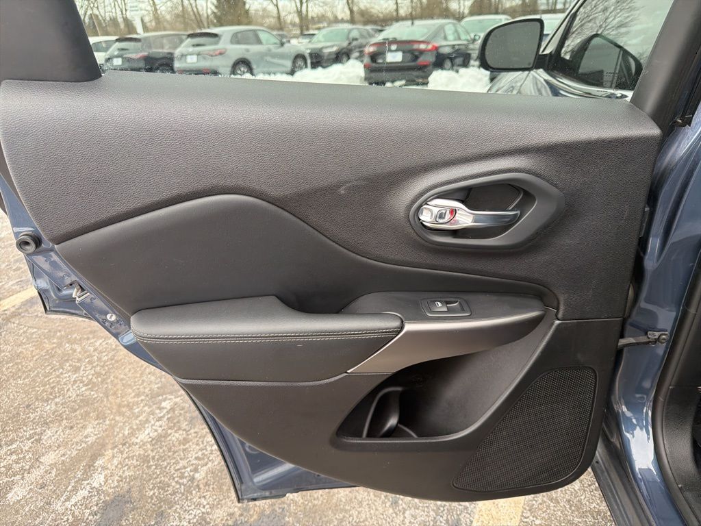 Thumbnail: 2021 Jeep Cherokee - 20