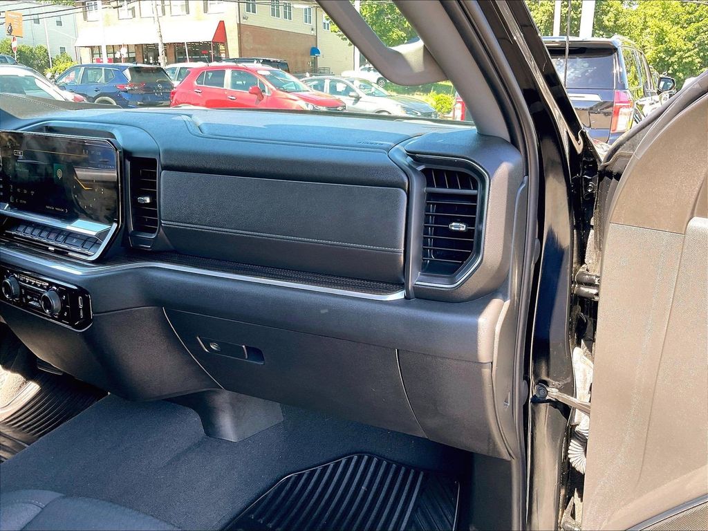 2023 Chevrolet Silverado 1500 — photo 13