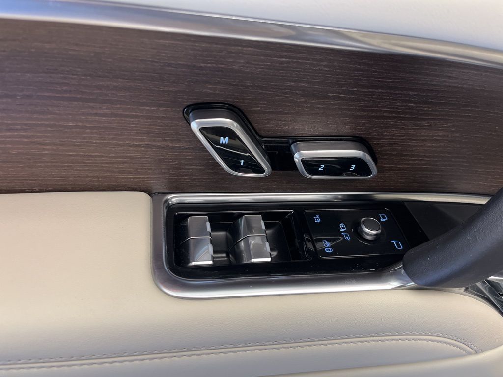 Thumbnail: 2023 Land Rover Range Rover - 12