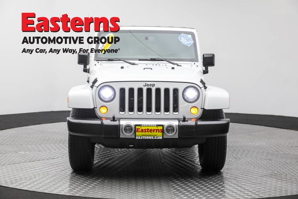 Used 2018 White Jeep Unlimited Sahara image 2