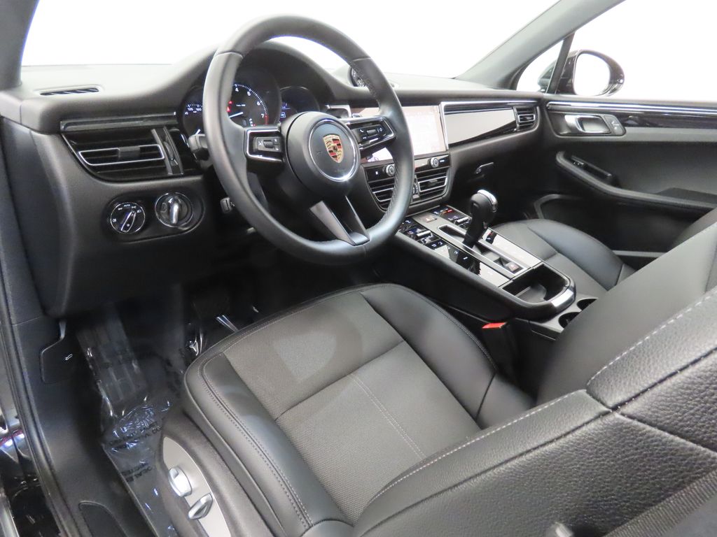 Thumbnail: 2026 Porsche Macan - 4