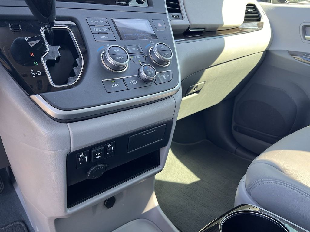 2020 Toyota Sienna XLE 26