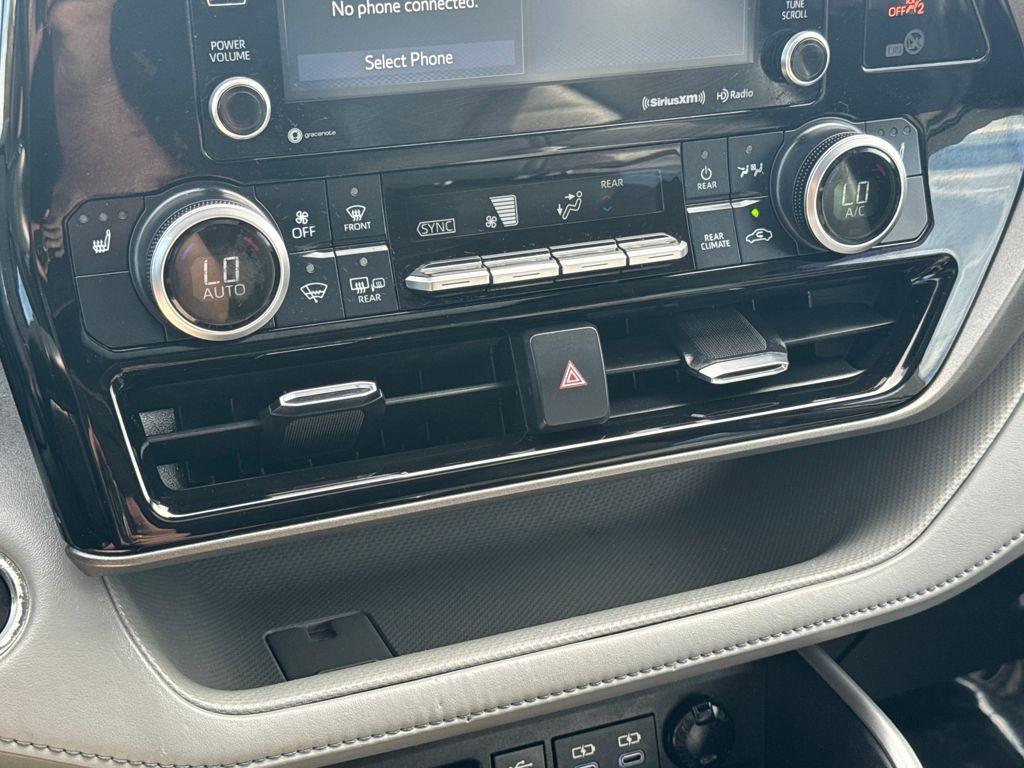 2022 Toyota Highlander XLE photo 26