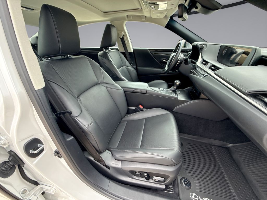 Thumbnail: 2020 Lexus ES - 16