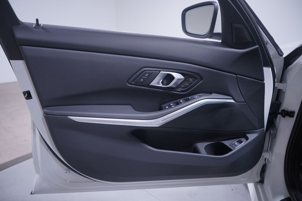 2025 BMW 3 Series 330i 10