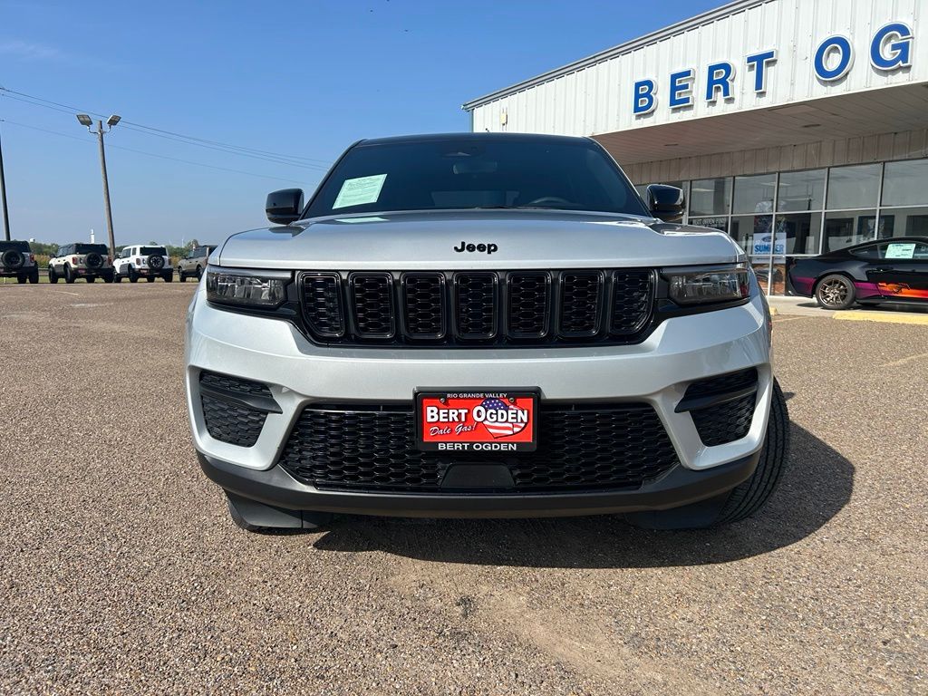 Used 2023 Silver Jeep Altitude X image 2