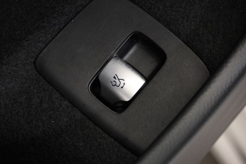 2025 Mercedes-Benz E-Class E350 - Photo 33