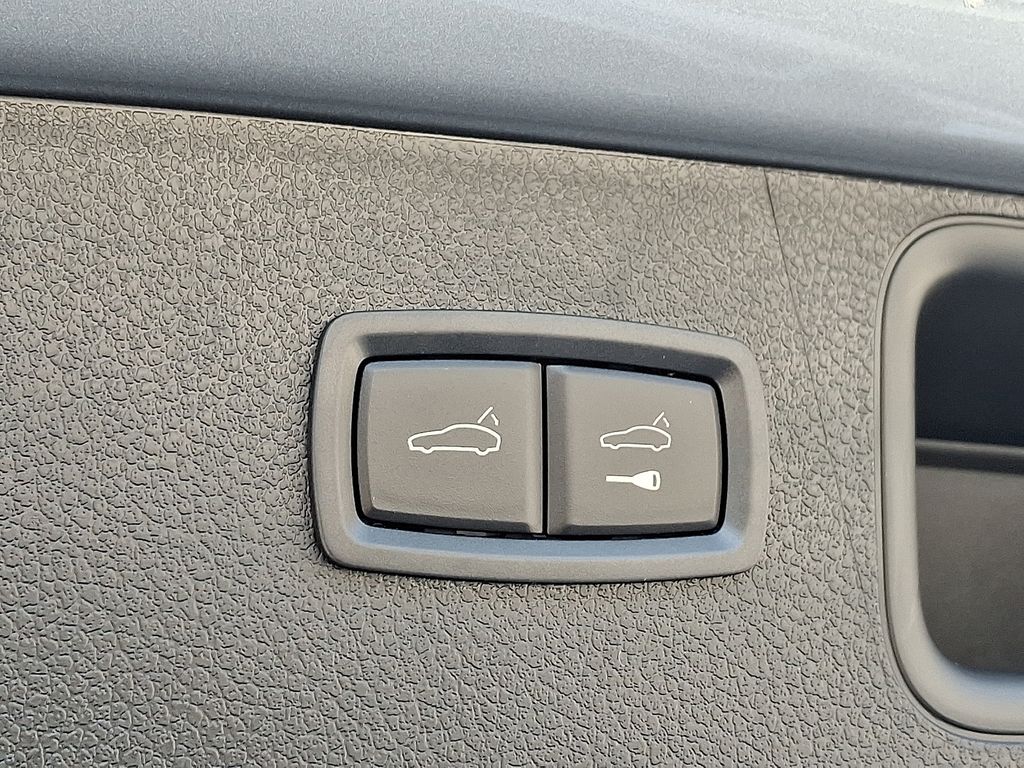 Thumbnail: 2026 Porsche Macan - 32