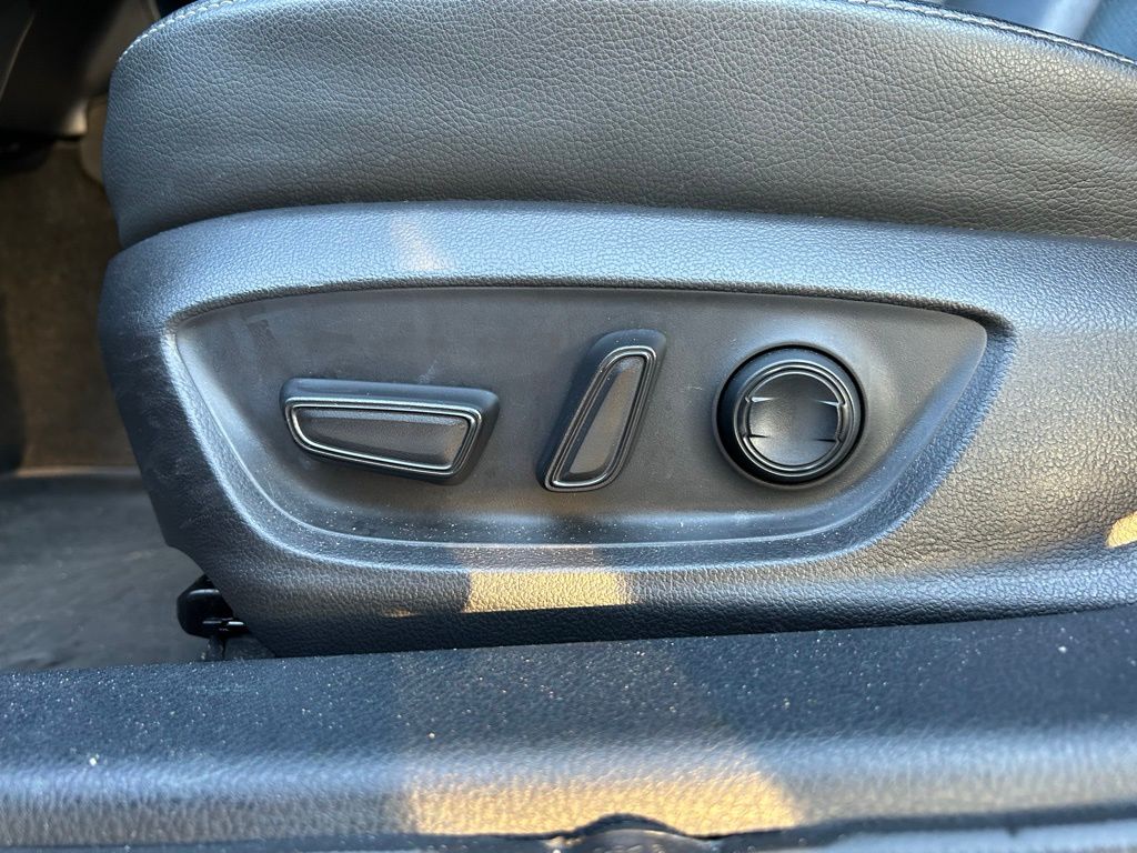 Thumbnail: 2022 Toyota Camry - 16