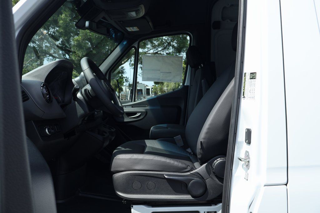 Thumbnail: 2025 Mercedes-Benz Sprinter - 6