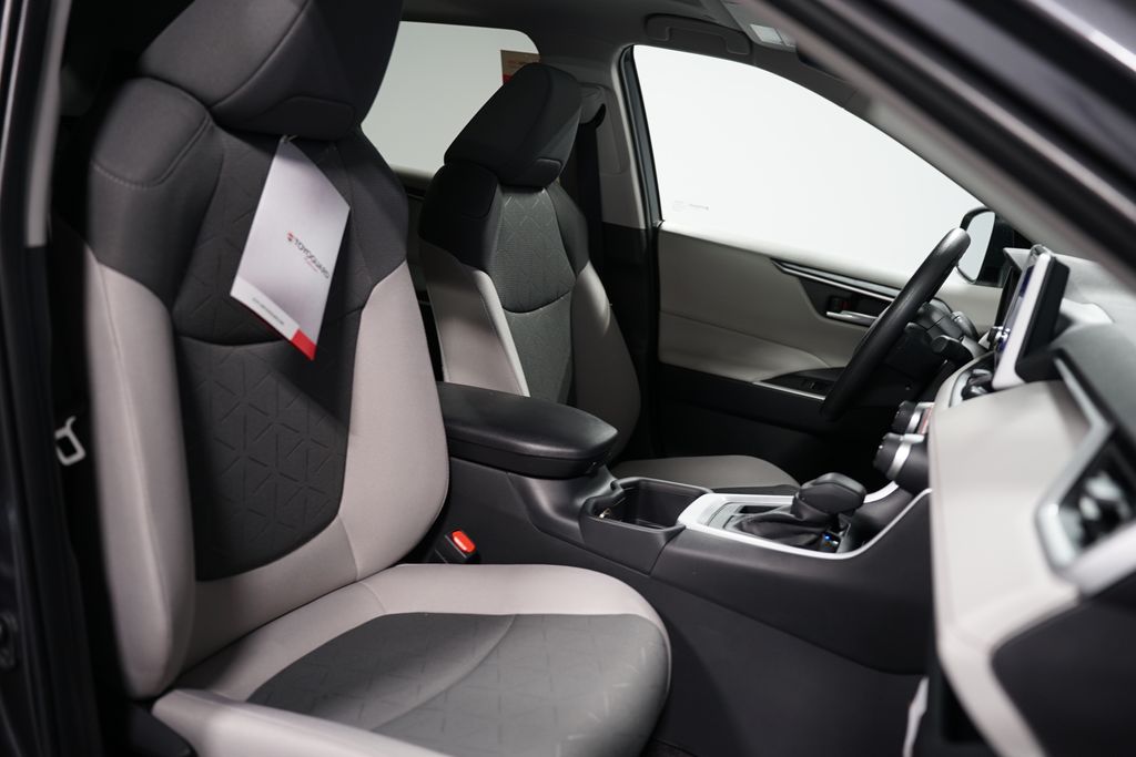 2025 Toyota RAV4 XLE 28