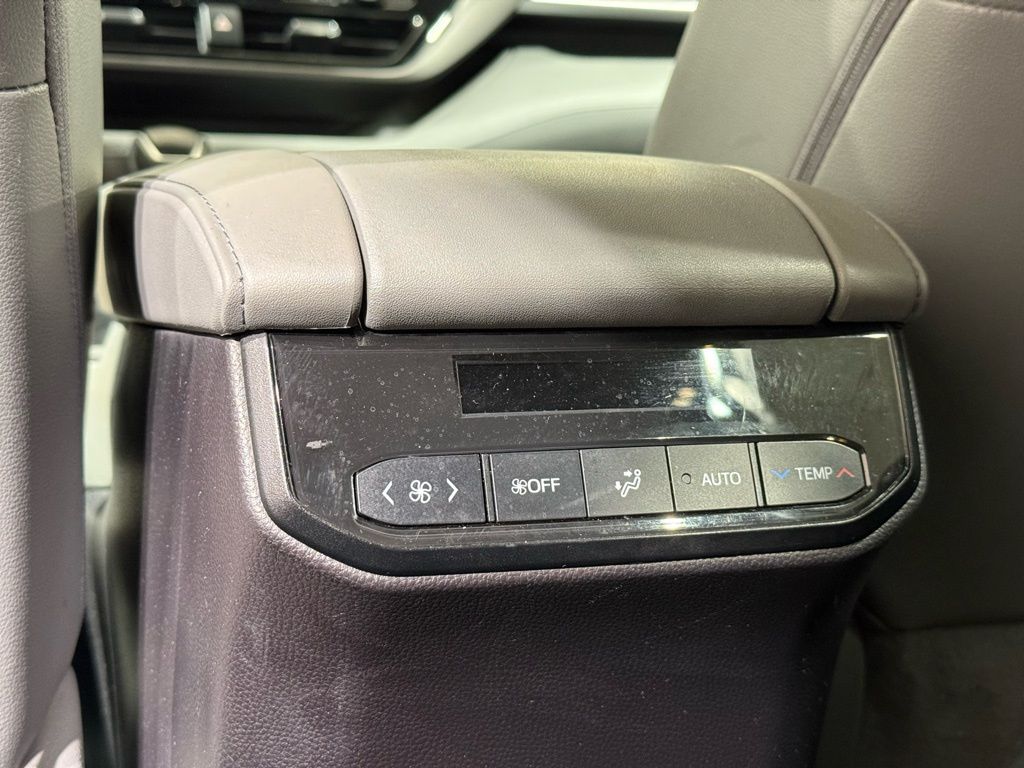 Thumbnail: 2022 Toyota Highlander - 22