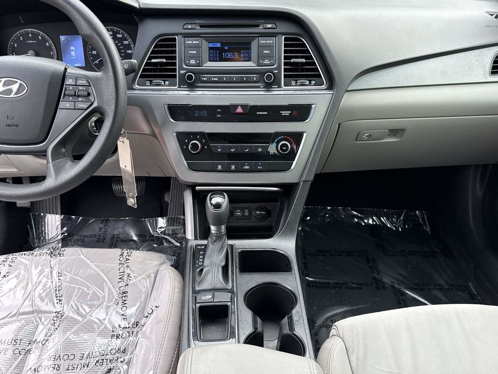 Used 2015 Silver Hyundai SE image 18
