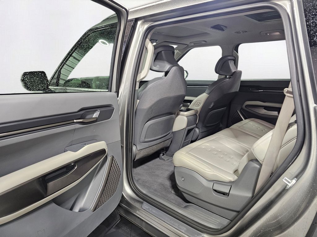 Used 2024 Gray Kia Wind image 15