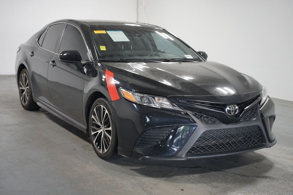 2019 Toyota Camry SE 3
