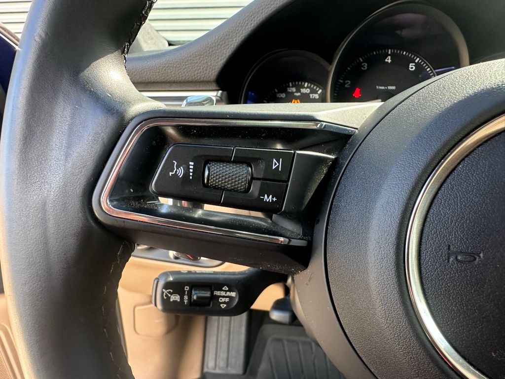 Thumbnail: 2023 Porsche Macan - 17