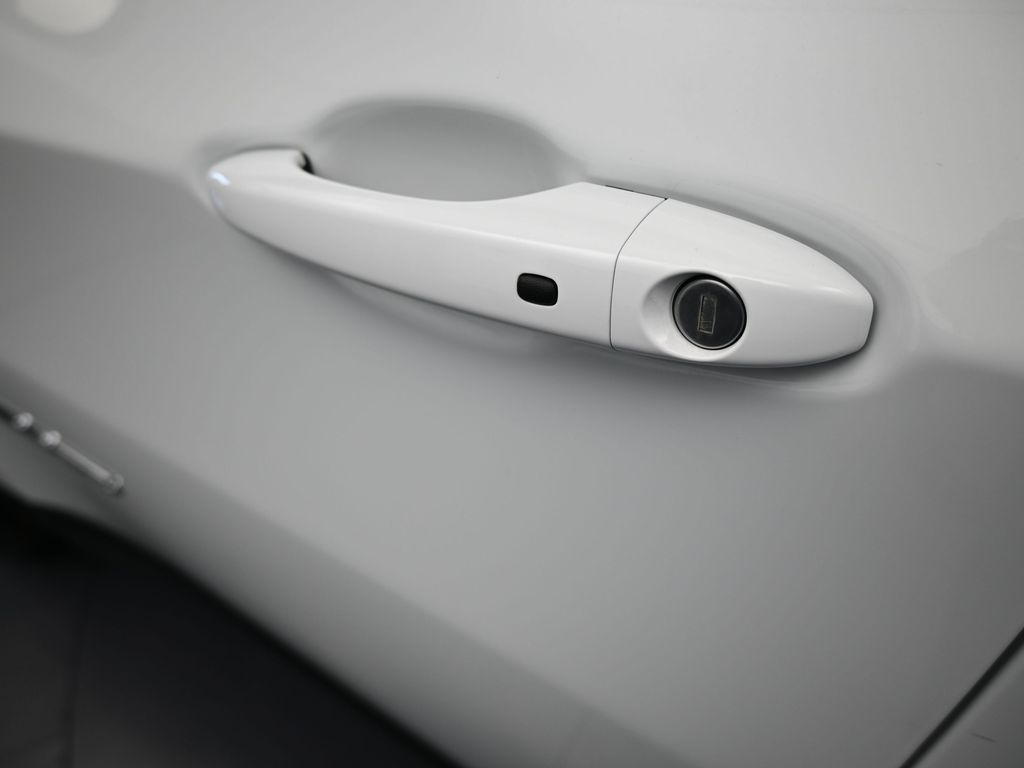 New 2026 Bright White Clearcoat Jeep Latitude image 26