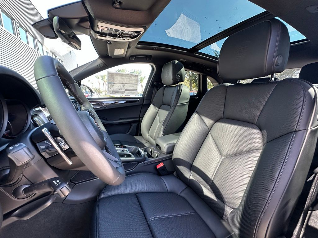 Thumbnail: 2026 Porsche Macan - 5