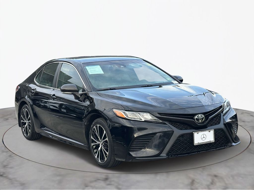 2018 Toyota Camry SE 3