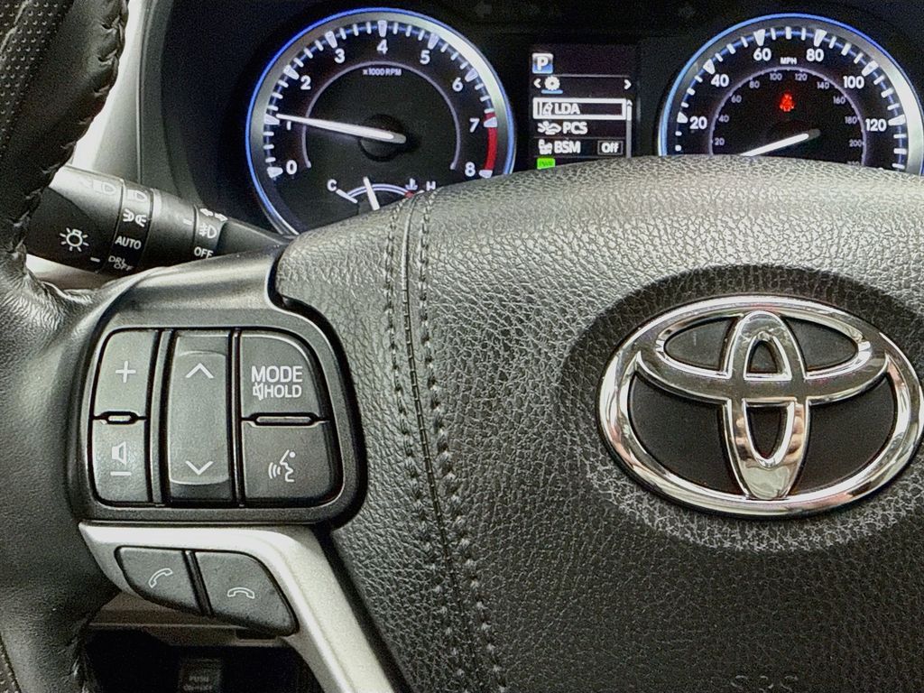 Thumbnail: 2019 Toyota Highlander - 11