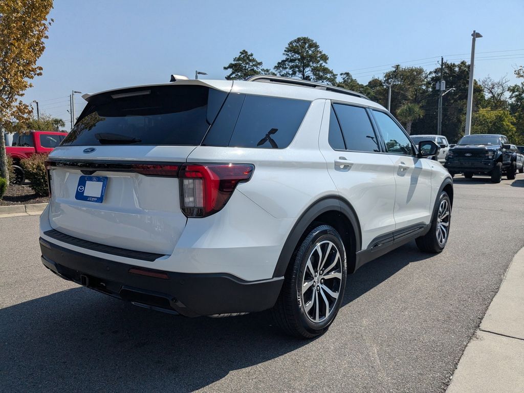 2025 Ford Explorer ST-Line