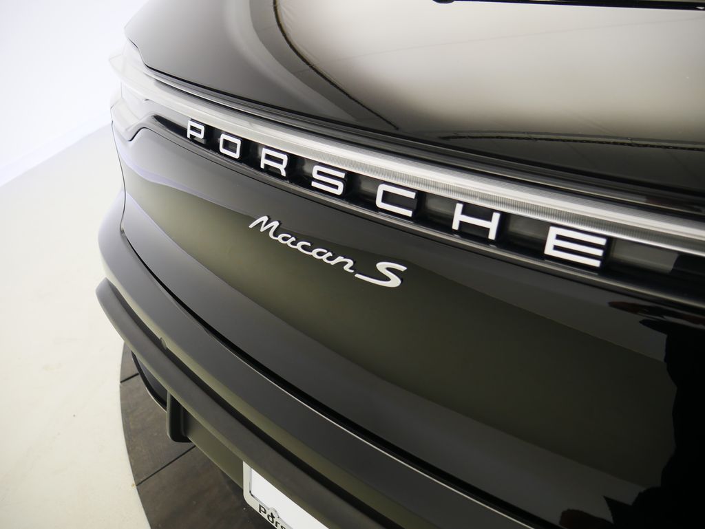 Thumbnail: 2022 Porsche Macan - 11