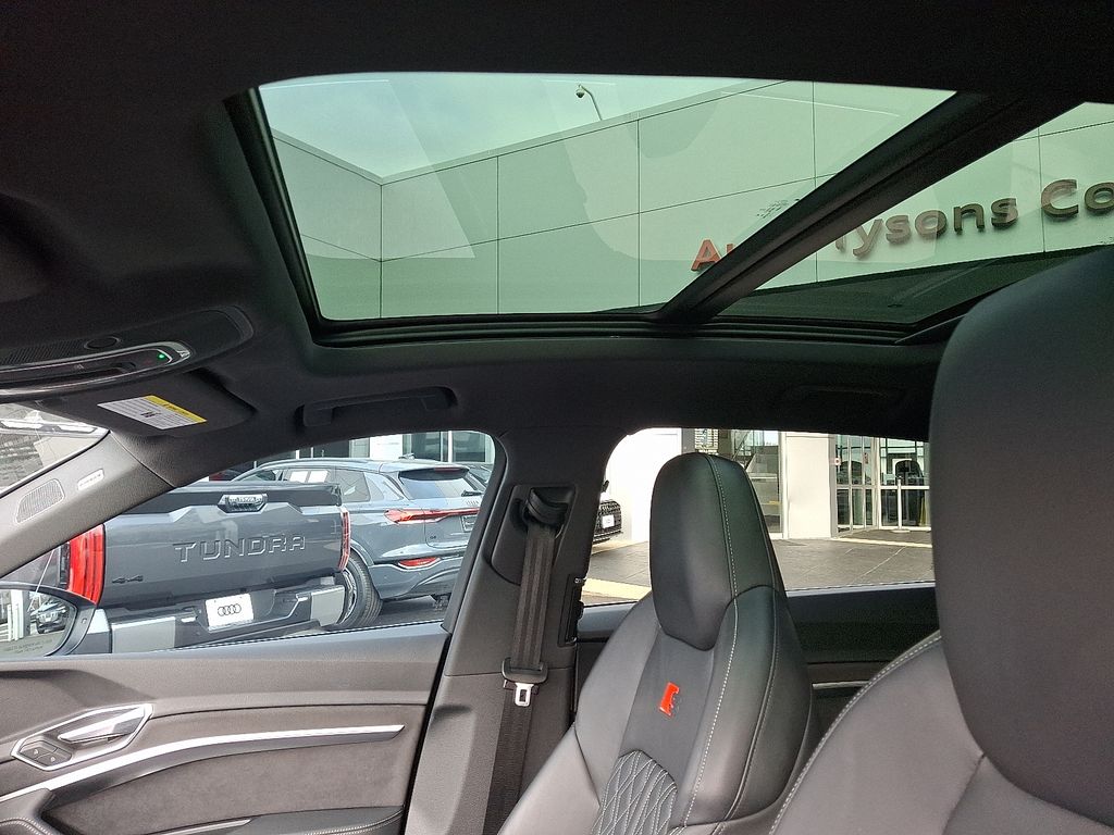 Thumbnail: 2022 Audi e-tron S - 14