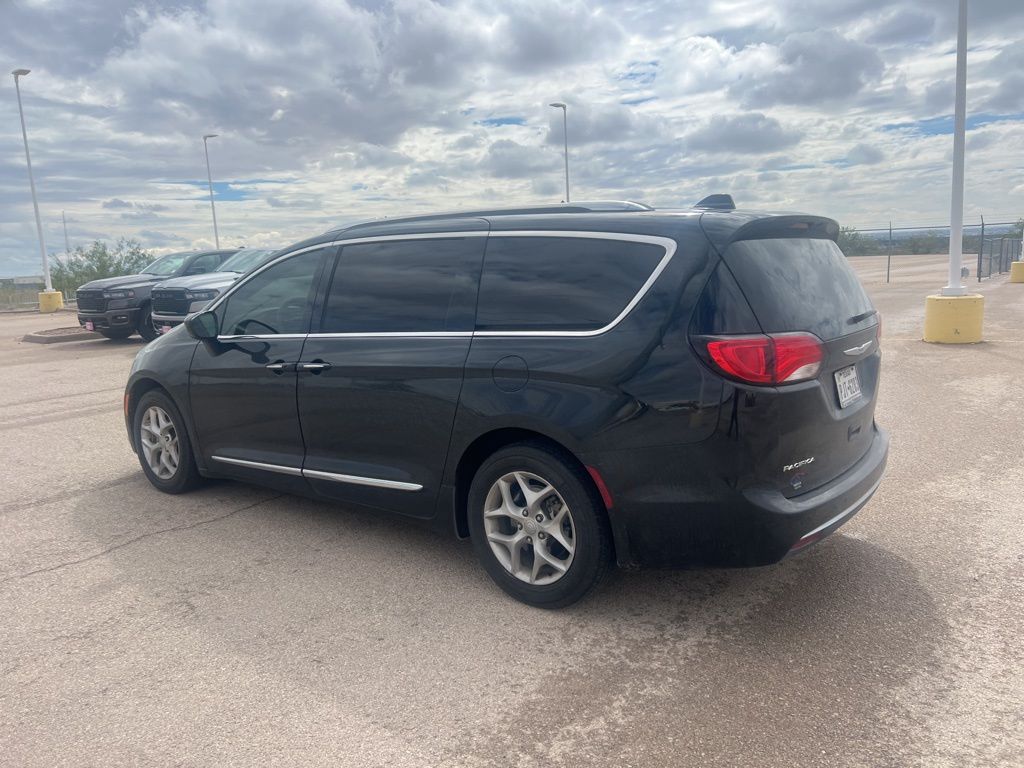 2019 Chrysler Pacifica Touring L photo 2