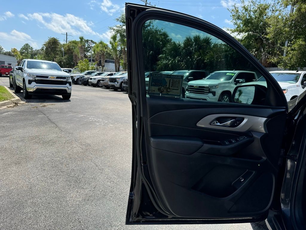 2021 Chevrolet Traverse LT 32