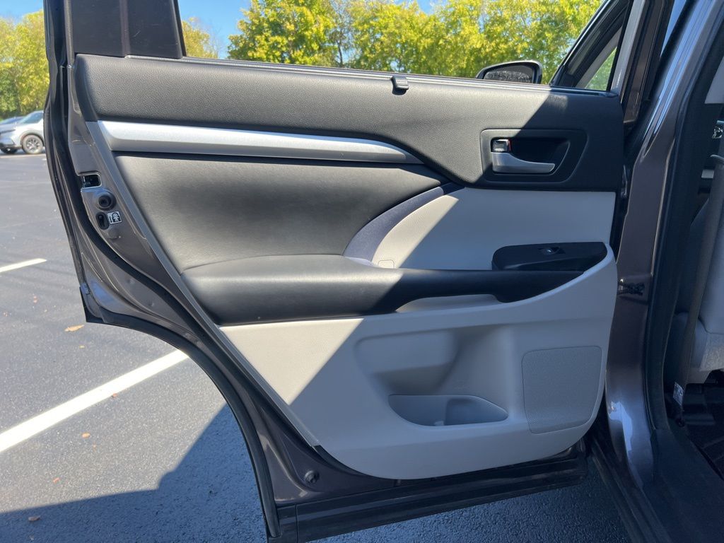 Thumbnail: 2018 Toyota Highlander - 21