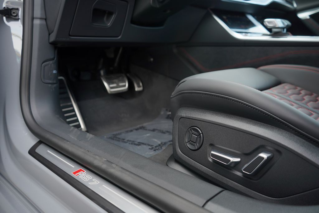 Thumbnail: 2025 Audi RS 7 - 14