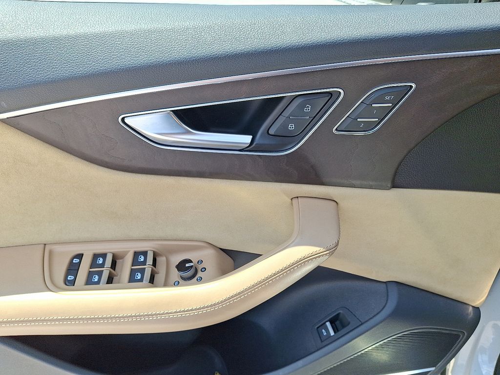 Thumbnail: 2020 Audi Q8 - 15