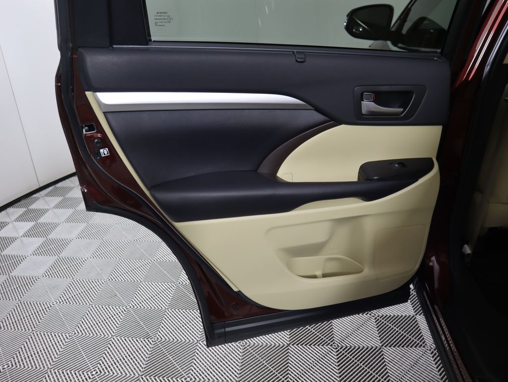 Thumbnail: 2016 Toyota Highlander - 27