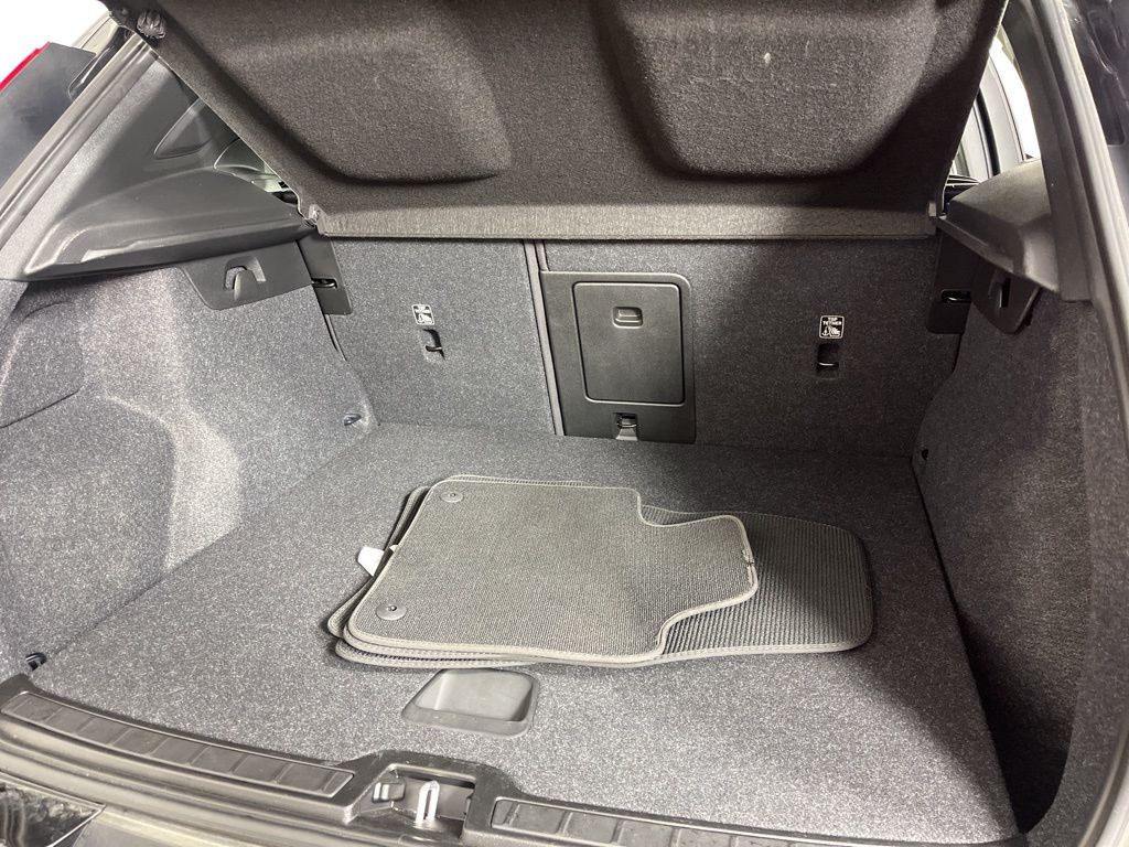 Thumbnail: 2022 Volvo XC40 - 21