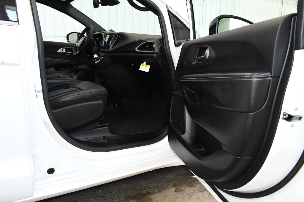 Used 2026 White Chrysler Select image 22
