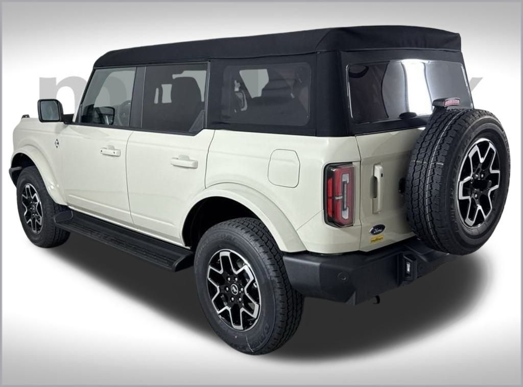 2025 Ford Bronco Outer Banks photo 3