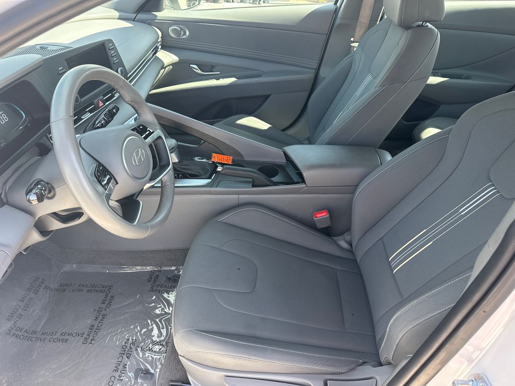 Used 2025 White Hyundai SEL Sport image 9