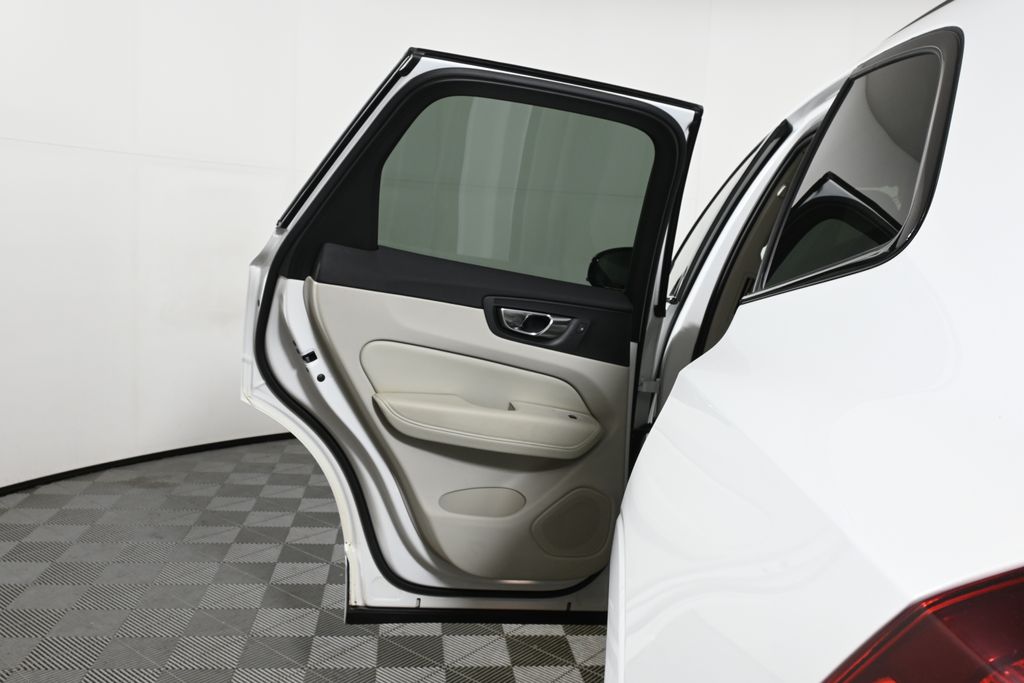 Thumbnail: 2023 Volvo XC60 - 32