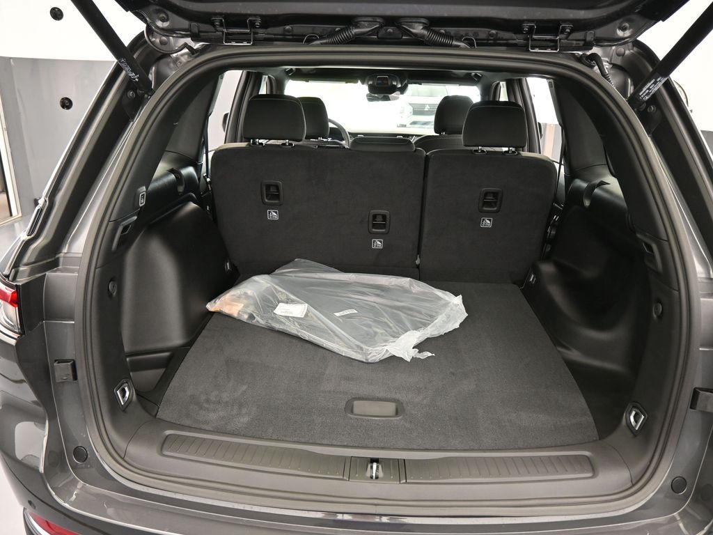 New 2026 Baltic Gray Metallic Clearcoat Jeep Laredo image 37