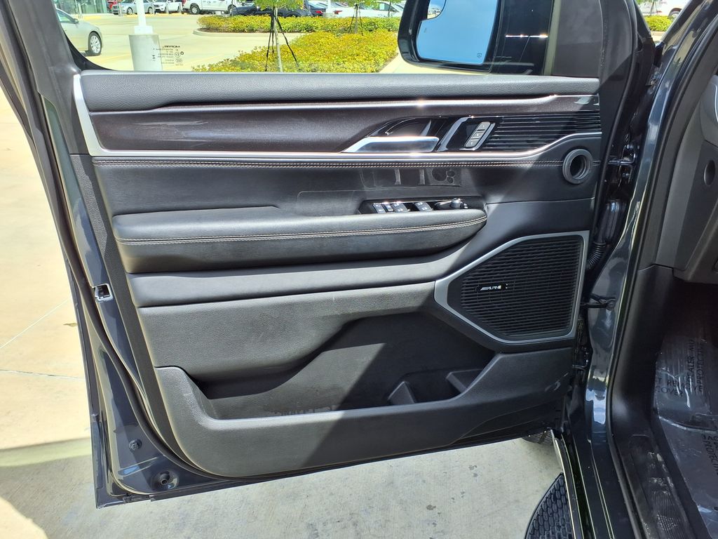 Used 2024 Gray Jeep Base image 11