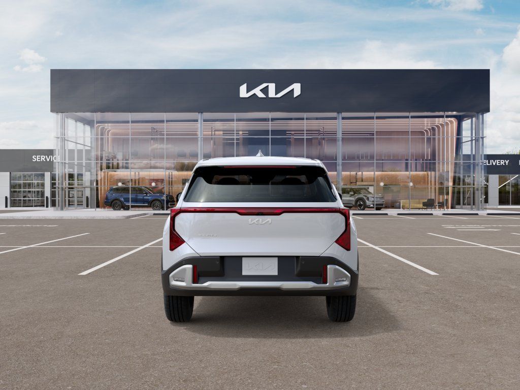2027 Snow White Pearl Kia Seltos LX FWD SUV