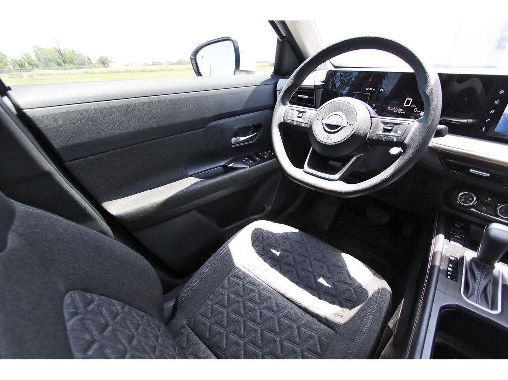 2025 Nissan Kicks SV - 8