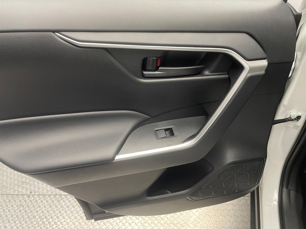 2024 Toyota RAV4 LE 31