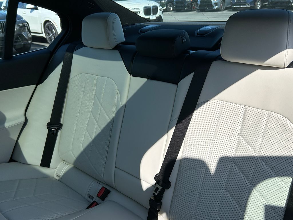 2025 BMW i5 eDrive40 32