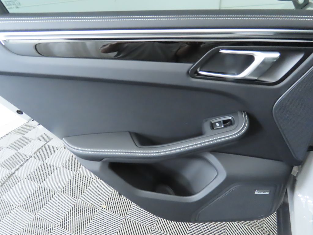 Thumbnail: 2025 Porsche Macan - 29