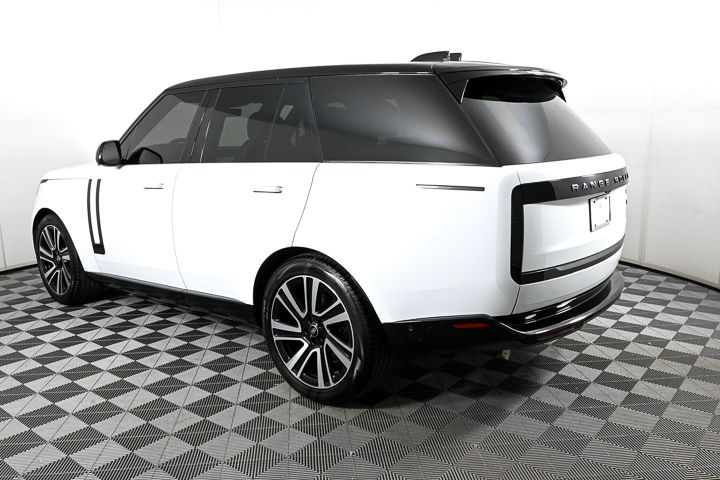 2023 Land Rover Range Rover SE 32