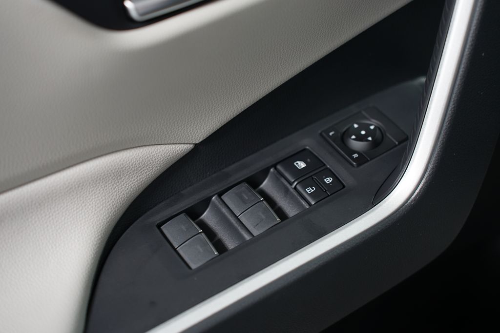 2025 Toyota RAV4 XLE 31