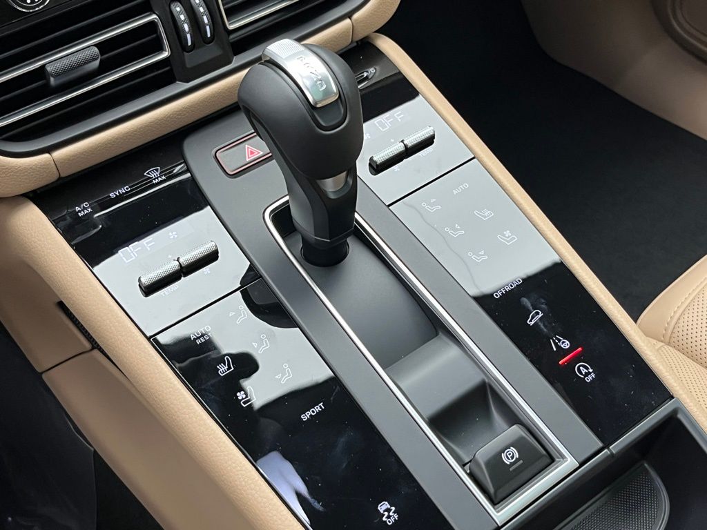 Thumbnail: 2026 Porsche Macan - 15