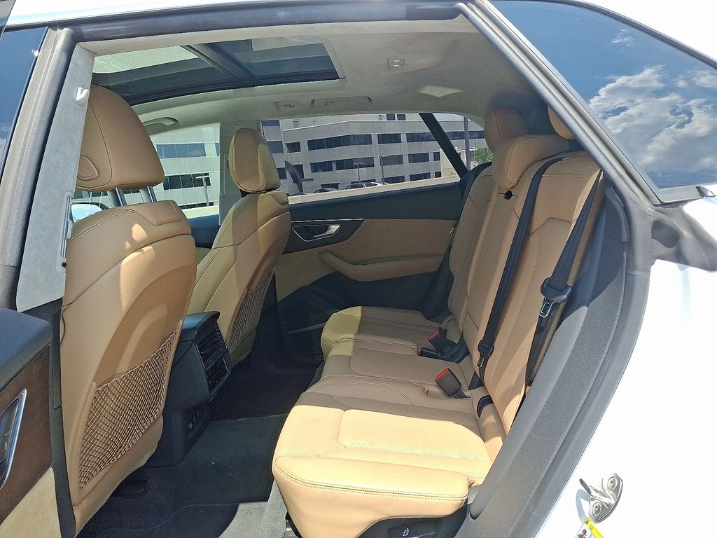 Thumbnail: 2020 Audi Q8 - 13
